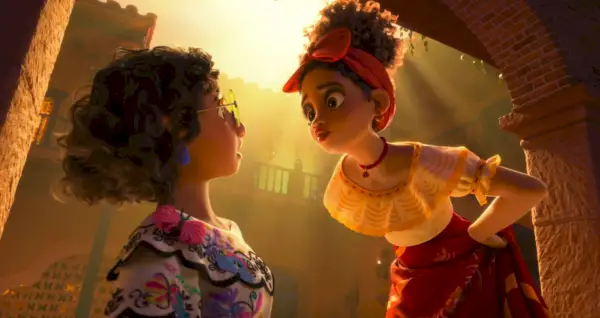 Dolores e Mirabel di Encanto. (Immagine: Disney+.)