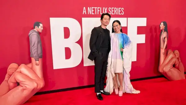 Steven Yuen Ali Wong Lee Sung Jin Creator of Beef signerer totalavtale med Netflix