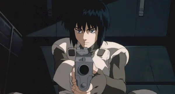 Motoko mit einer Waffe im Gepäck