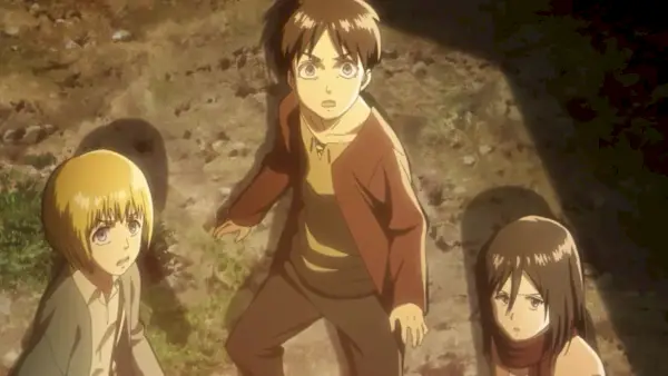 Eren, Armin og Mikasa ser op på den kolossale titan, der er ved at invadere Shinganshina, Wall Maria.