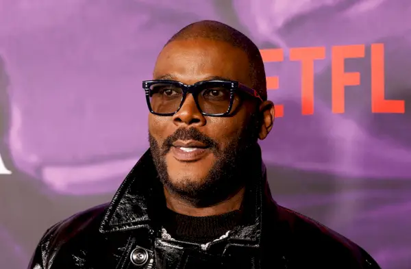 New York, Egyesült Államok. 2024. február 15. Tyler Perry megérkezik a vörös szőnyegre a Netflix Mea Culpa New York-i premierjére a Párizsi Színházban 2024. február 15-én, csütörtökön New Yorkban. Fotó: John Angelillo/upi Köszönetnyilvánítás: Upi/alamy Élő hírek