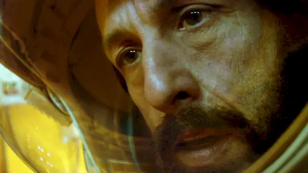 A Netflix bemutatta Adam Sandler Spaceman című filmjének első előzetesét és megjelenési dátumát