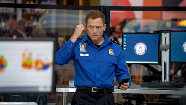 „Carry-On“ mit Taron Egerton in der Hauptrolle erscheint 2024 auf Netflix