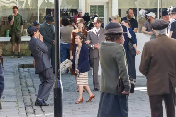 Exclusif : l'étoile montante de Bafta, Mia Mckenna Bruce, est vue sur le tournage de la série Agatha Christie