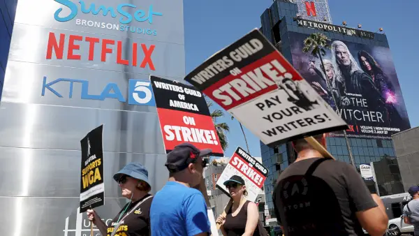 SAG-AFTRA en WGA in staking; Wat het betekent voor Netflix