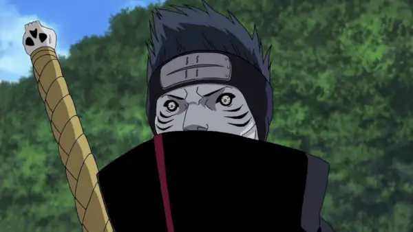 Kisame regarde par-dessus son col.