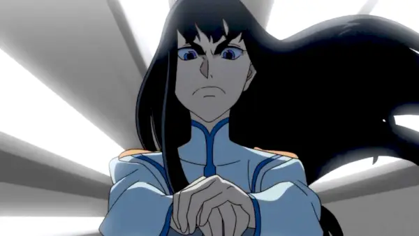 Satsuki Kiryuin kijkt van bovenaf met een zwaard (afbeelding tegoed: studiotrigger)