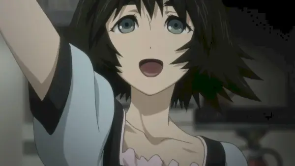 Mayuri souriant et faisant un signe de la main (Renard Blanc)