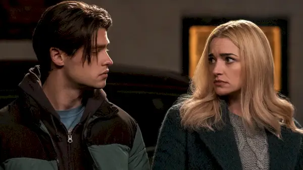 Felix Mallard, Marcus Baker Brianne Howey rolünde, Ginny Georgia'nın 210. Bölümünde Georgia rolünde.webp