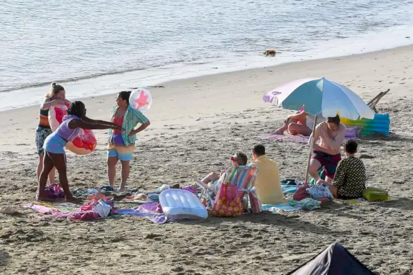 Lyme Regis, Dorset, Velká Británie 4. října 2023. Natáčení na pláži v Lyme Regis v Dorsetu pro 3. sérii The Netflix Lgbtq+ Drama Heartstopper, O přátelství teenagerů a mladé romanci podle grafického románu Alice Oseman, v hlavní roli Kit Connor jako Ni