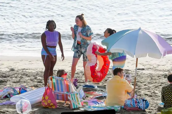 Lyme Regis, Dorset, Velika Britanija. 4. listopada 2023. Snimanje na plaži u Lyme Regisu u Dorsetu za 3. seriju Netflixove Lgbtq+ drame Heartstopper, o tinejdžerskom prijateljstvu i mladoj romansi temeljenoj na grafičkom romanu Alice Oseman, s Kitom Connorom u ulozi Ni