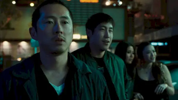 Steven Yeun com Danny Young Mazino com Paul a l'episodi 102 de Beef.webp