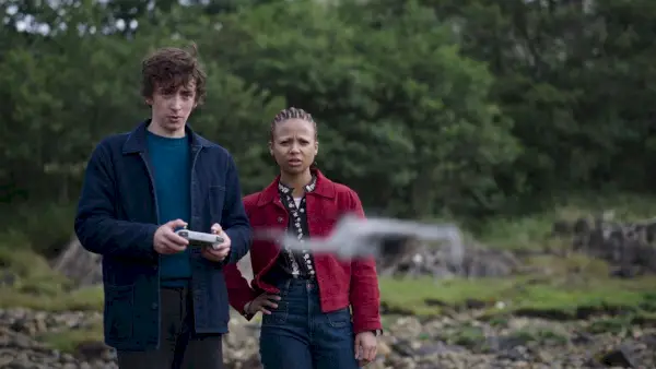 Pia i Davis Drone Black Mirror Sezon 6 Odcinek 2 Loch Henry Zakończenie Poradnik.webp