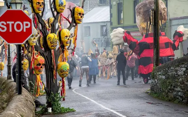 Union Hall, West Cork, Irlanda. Dimecres 28 de setembre de 2022. El rodatge de la sèrie de Netflix bodkin va tenir grans escenes de multitud omplint els carrers de Union Hall avui. Les escenes eren per a un carnaval de Halloween, amb bruixes ballant, llops i esquelet