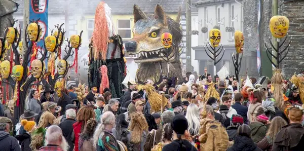 Union Hall, West Cork, Irland. Mittwoch, 28. September 2022. Die Dreharbeiten zur Netflix-Serie „Bodkin“ sorgten heute für großen Andrang in den Straßen von Union Hall. Die Szenen waren für einen Halloween-Karneval mit tanzenden Hexen, Wölfen und Skeletten