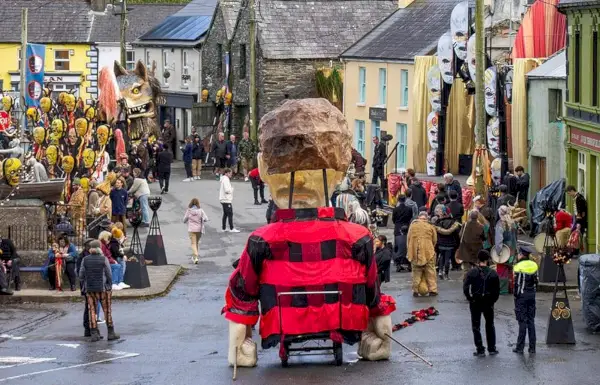 Union Hall, West Cork, Írsko. Streda 28. septembra 2022. Natáčanie série Netflix bodkin dnes v Union Hall zaplnilo ulice veľkým davom ľudí. Scény boli pre Halloweensky karneval s tancujúcimi čarodejnicami, vlkmi a kostrou