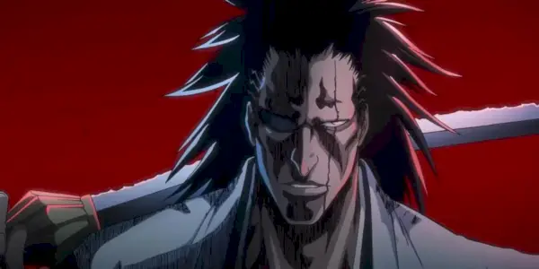 Kenpachi Zaraki sostiene una espada sobre su hombro en