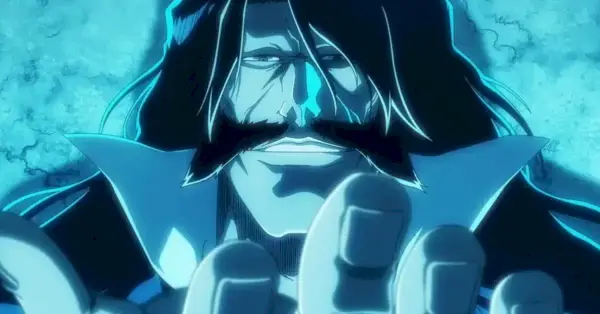 Yhwach sonríe rodeado por un aura azul en