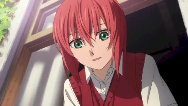 Hatori Chise iz Ancient Magus Bride nasmiješena i gleda kroz prozor