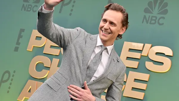 Hva skjedde med Netflixs 'White Stork / Spadehead'-serie med Tom Hiddleston?