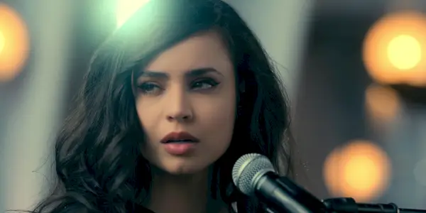 Sofia Carson in lila Herzen