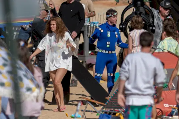 Millie Bobby Brown en el set El estado eléctrico Netflix.webp