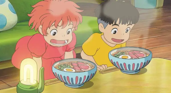 Deux enfants regardent avec enthousiasme des bols de ramen fumants