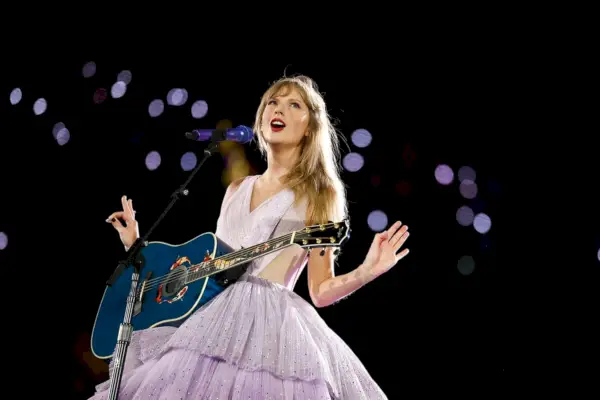 INGLEWOOD, CALIFORNIA - 3 AĞUSTOS: YALNIZCA YAYIN KULLANIMI İÇİN. Taylor Swift sahnede performans sergiliyor