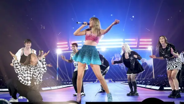 Taylor Swift cantant a l'escenari amb un vestit nou