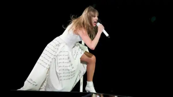 Taylor Swift canta sul palco.