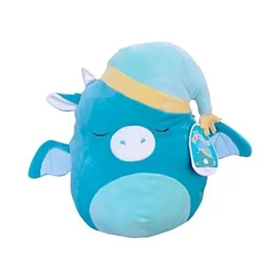 Um dragão azul Squishmallow usando uma bebida antes de dormir