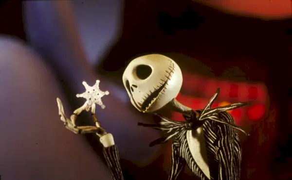 Jack Skellington mira un floc de neu a A Nightmare Before Christmas.