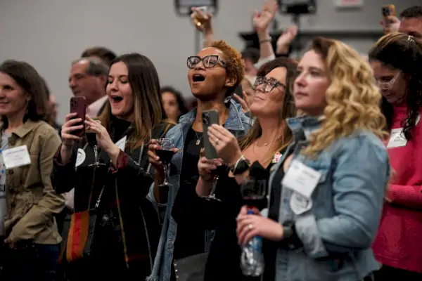 COLUMBUS, OHIO - 7. STUDENOGA: Pristaše Ohio Issue 1 navijaju na zabavi koju je organizirao Ohioans United for Reproductive Rights 7. studenog 2023. u Columbusu, Ohio. 2023 Ohio Izdanje 1, službeni naslov