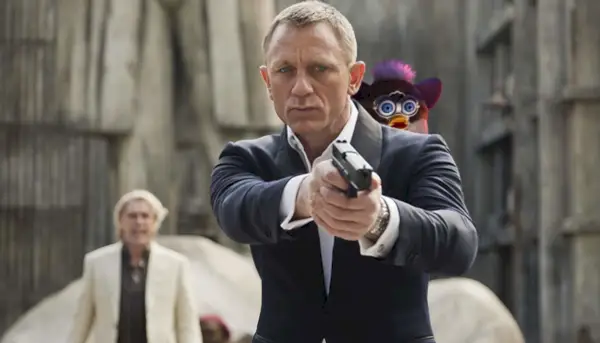 Daniel Craig som James Bond i Skyfall med en Furby fra The Mitchells vs The Machines