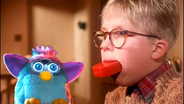 Peter Billingsley i A Christmas Story med sæbe i munden ved siden af ​​en Furby fra The Mitchells vs The Machines