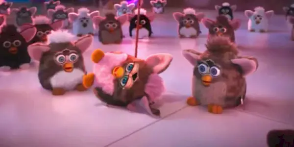 Furby che combattono in The Mitchells vs. The Machines