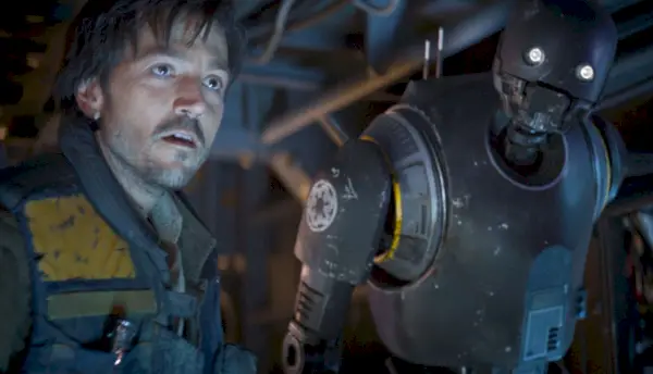 Diego Luna ako Andor s K-2SO vo filme Rogue One: A Star Wars Story