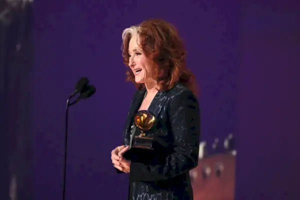 Samo tako: močan pomen za presenečenje dobitnice grammyja Bonnie Raitt