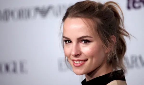 디즈니의 Bridgit Mendler를 기억하시나요? 분명히 그녀는 이제 시간 여행자입니다