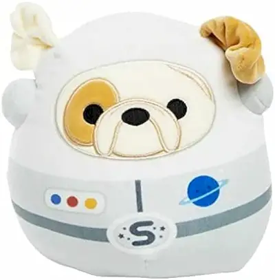 Ein gelb-orangefarbener Bulldoggen-Squishmallow in einem Astronauten