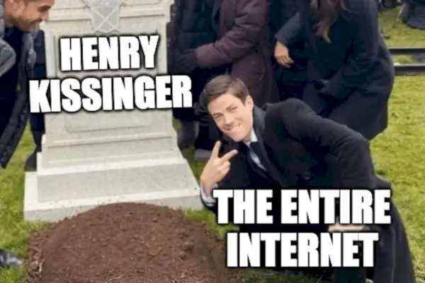 Voici pourquoi tous ceux que vous connaissez célèbrent la mort d'Henry Kissinger sur Twitter