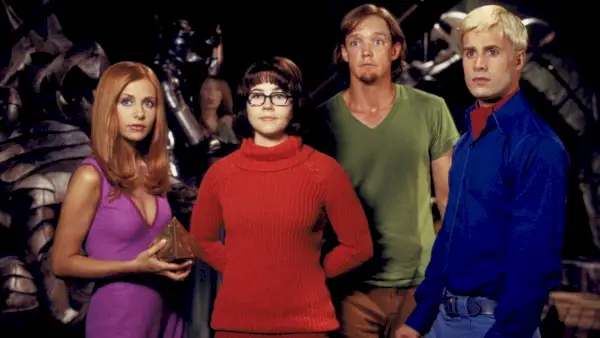 Freddie Prinze Jr., Sarah Michelle Gellar, Linda Cardellini, Matthew Lillard i Scooby-Do (2002)