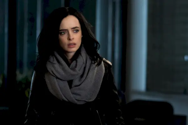 Jessica Jones con su característico pañuelo gris