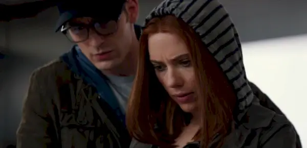 Vedova Nera e Capitan America sotto mentite spoglie in Captain America: Winter Soldier.