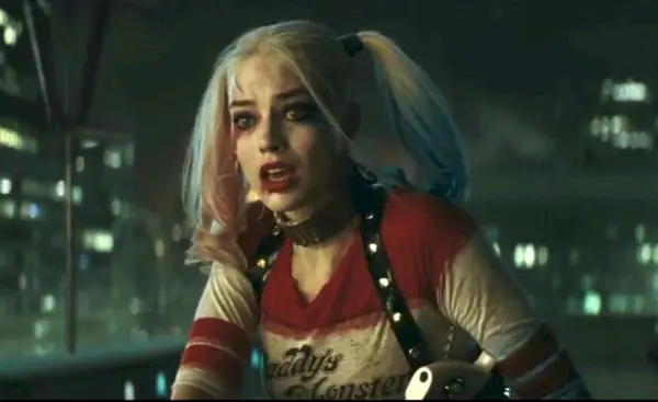 Harley Quinn v prvom filme Suicide Squad.