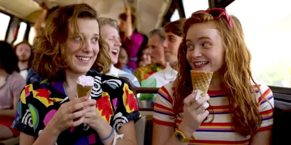 Sadie Sink dans le rôle de Max et Millie Bobby Brown dans le rôle d'Eleven dans Netflix