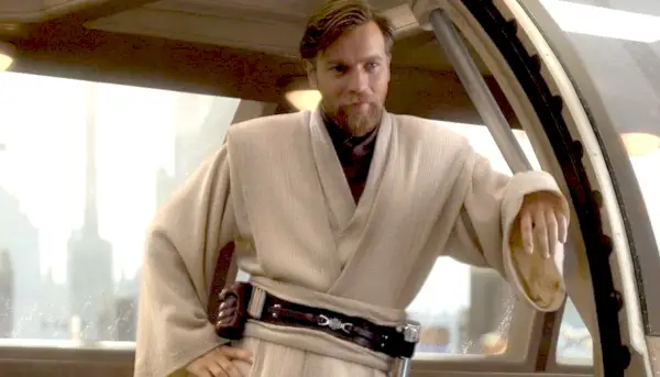 Obi-Wan Kenobi pochylony niedbale.