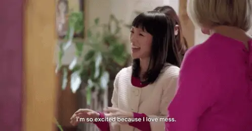 Marie Kondo zâmbește și face gesturi. Subtitrări citite,