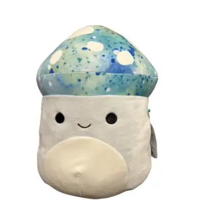 Uno Squishmallow a forma di fungo azzurro con un cappuccio maculato bianco con motivo galassia.