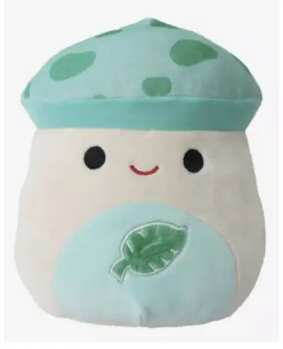 Hubový squishmallow s bledomodrým žalúdkom s vyšívaným listom a modrozeleným bodkovaným klobúkom.